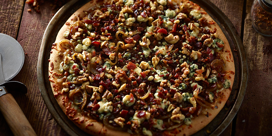 Pizza dorée au bacon et au bleu